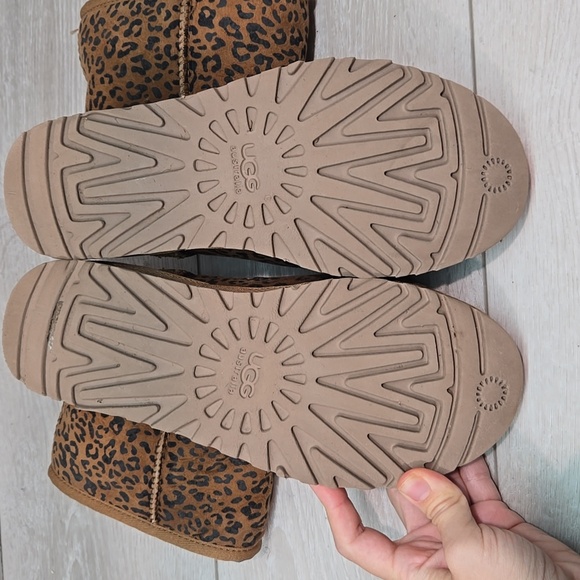 UGG Australia Womem Leopard Pattern Boots Sheepskin Shoes Sz 7 - Picture 15 of 15